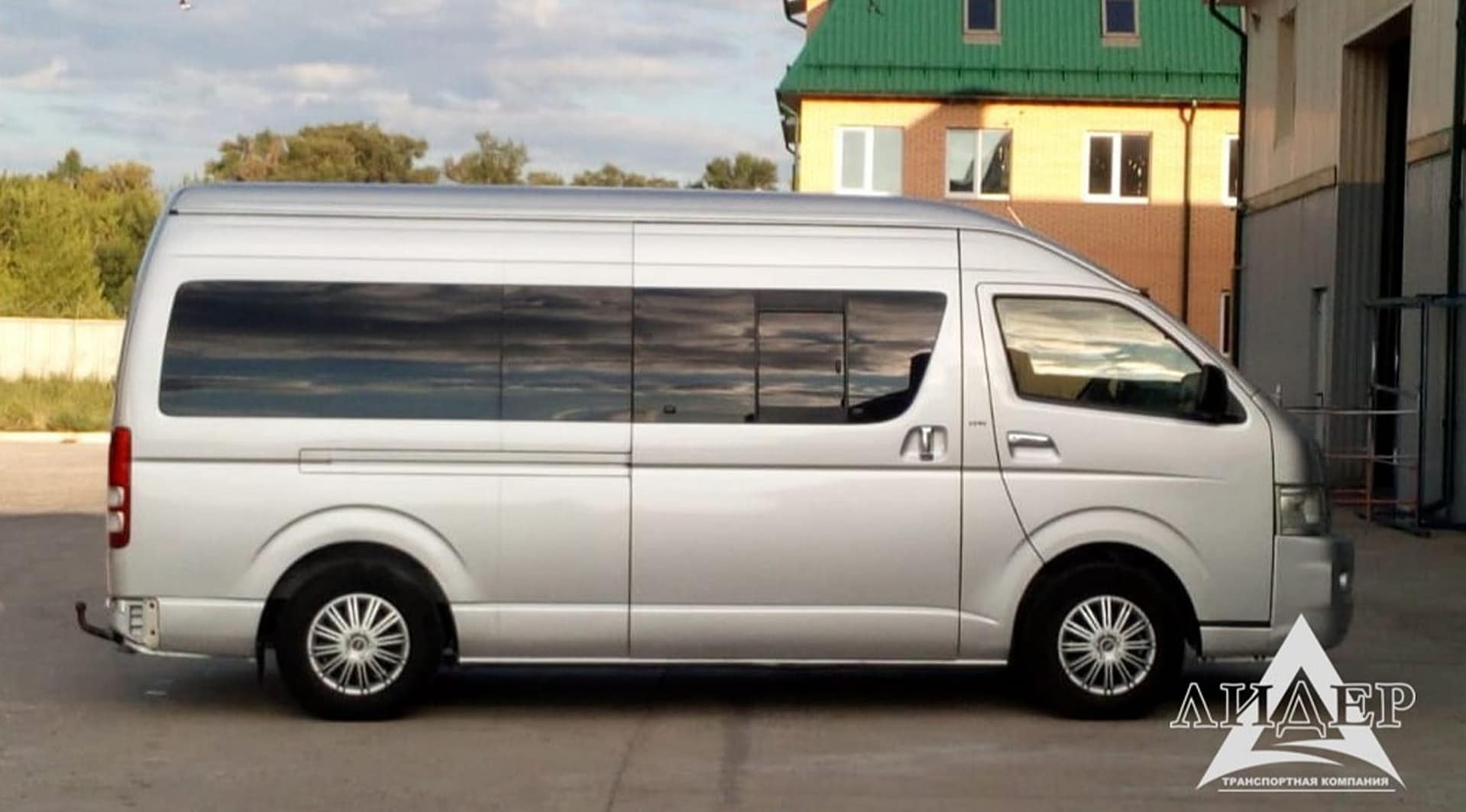 4_TOYOTA HIACE_4